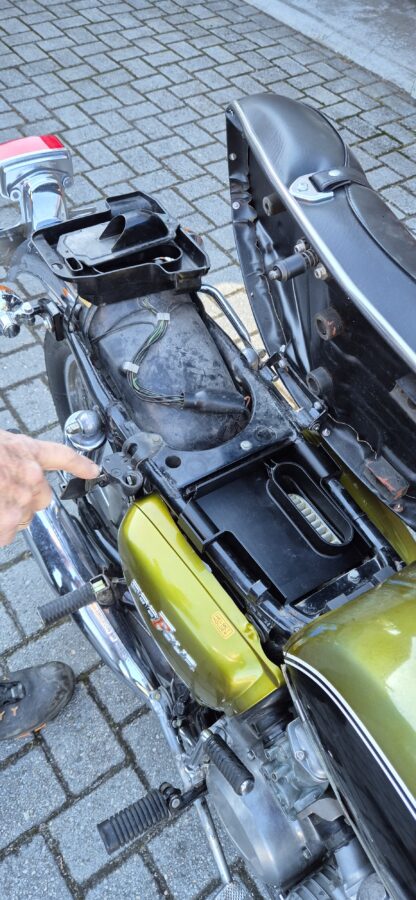Honda CB500 four, Airfilter-/tool- box. - Image 3